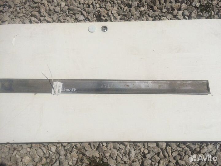 Молдинг задний правый Volkswagen Transporter T5