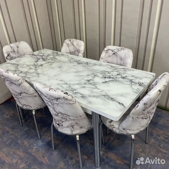 Кухонный стол и стулья новые