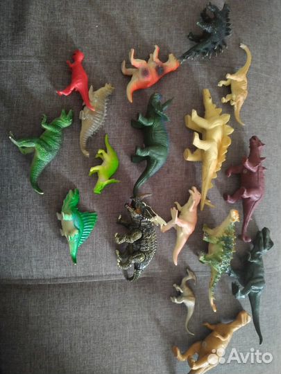 Фигурки динозавров