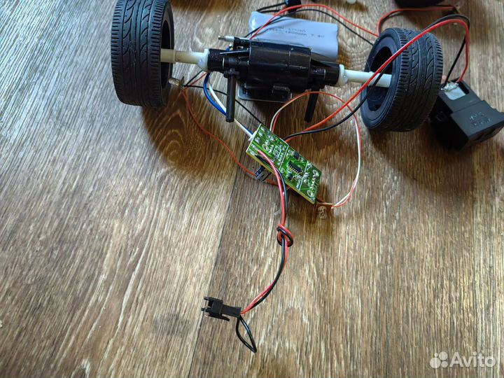 Запчасти для игрушечной машины. Аккумулятор колеса