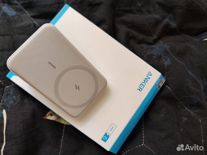 Повербанк MagSafe Anker Powercore Mag-Go 5000