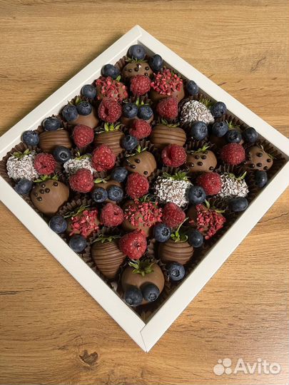 Клубника в шоколаде с ягодами