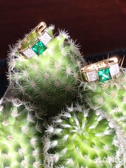 Золотые серьги с изумрудами цвета Параиба и Брилл