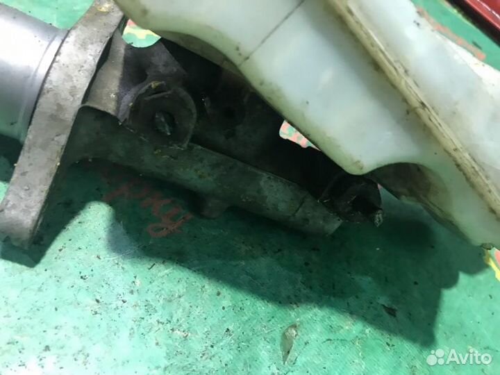 Главный тормозной цилиндр Ford Focus 2 седан 1.8