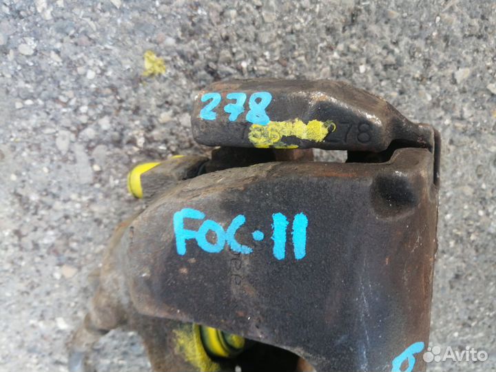 Суппорт передний правый Ford Focus 2 2010