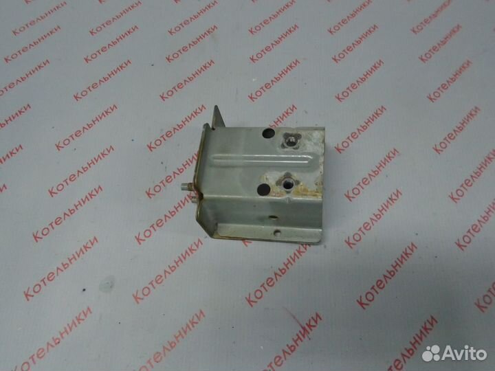 Nissan 62210-8H300 Кронштейн бампера правый