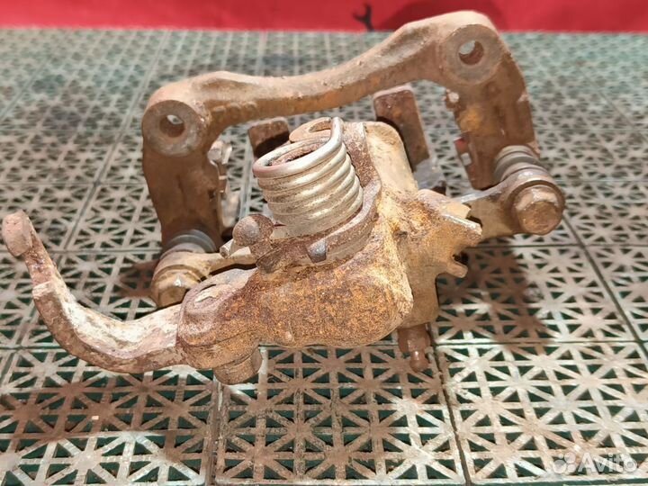 Суппорт задний левый Nissan Bluebird HU13