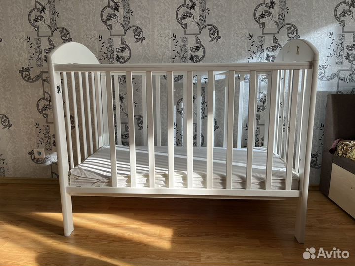 Детская кроватка с матрасом