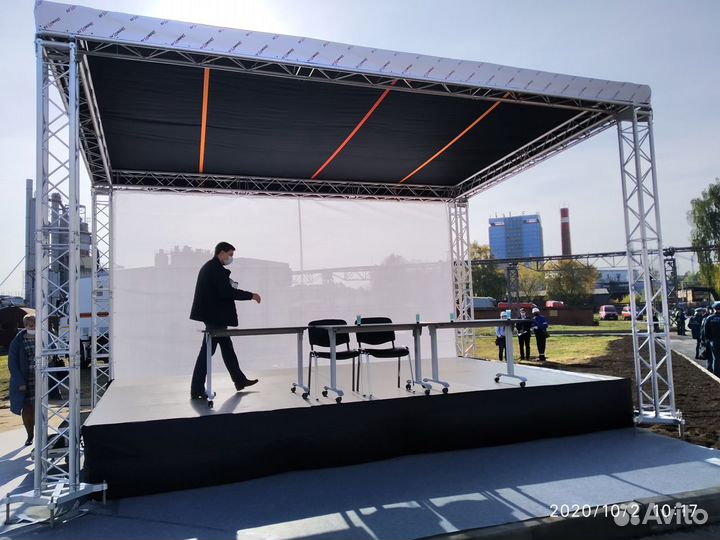 Аренда красивой сцены с крышей