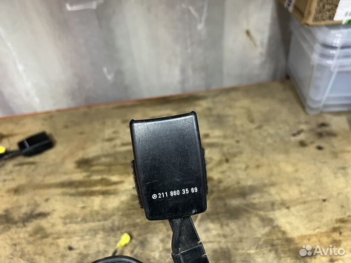 Замок ремня передний левый Mercedes W211