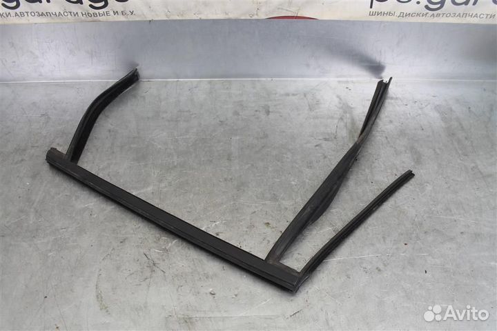 Уплотнитель стекла двери задней левой Ford Focus