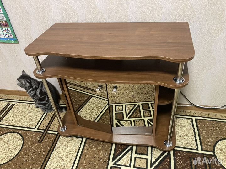 Тумба под телевизор с зеркальными дверцами