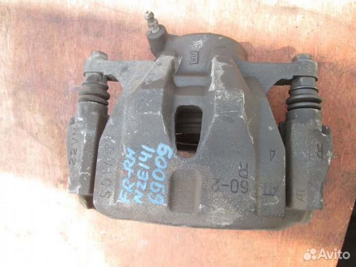 Суппорт передний правый Toyota Corolla Fielder