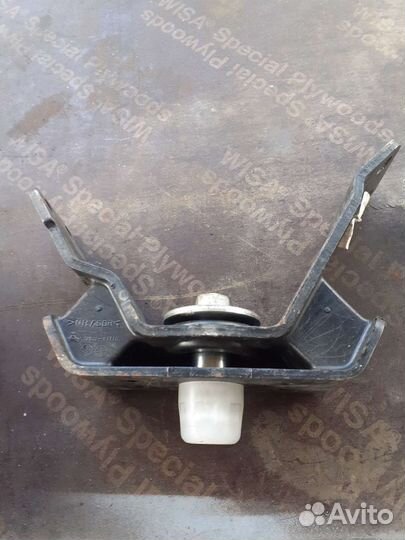 Подушка двигателя toyota LC 90