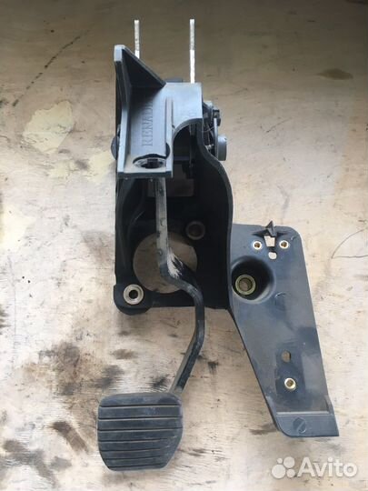 Педаль тормоза Рено Лагуна Renault Laguna 2