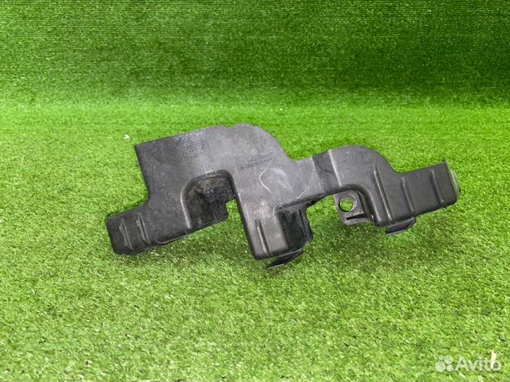 Крепление бампера переднее правое Land Rover