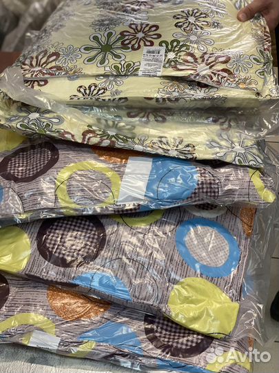 Декоративные подушки разных цветов