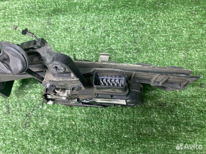 Замок двери задний левый Ford Focus 2