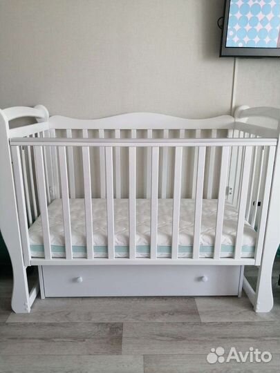 Детская кроватка с маятником и ящиком