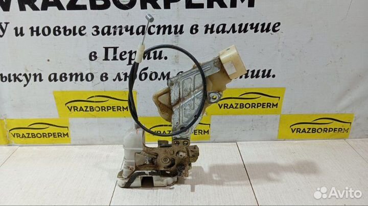 Замок двери задний левый Toyota Yaris