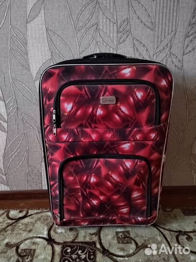 Чемодан на колесах новый