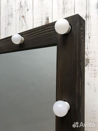 Гримерное зеркало с лампочками