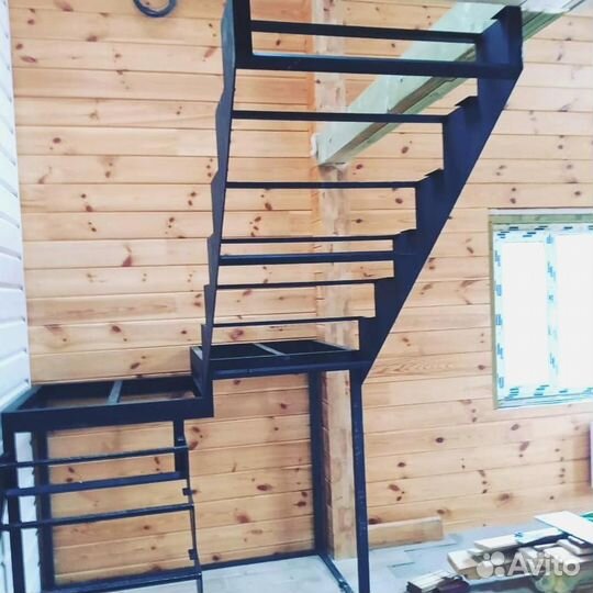 Лестница на металлокаркасе на 90 градусов