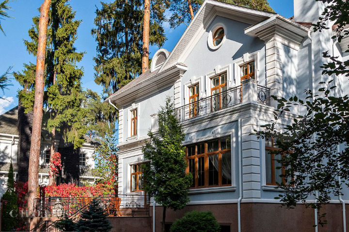 Коттедж 780 м² на участке 47,7 сот.