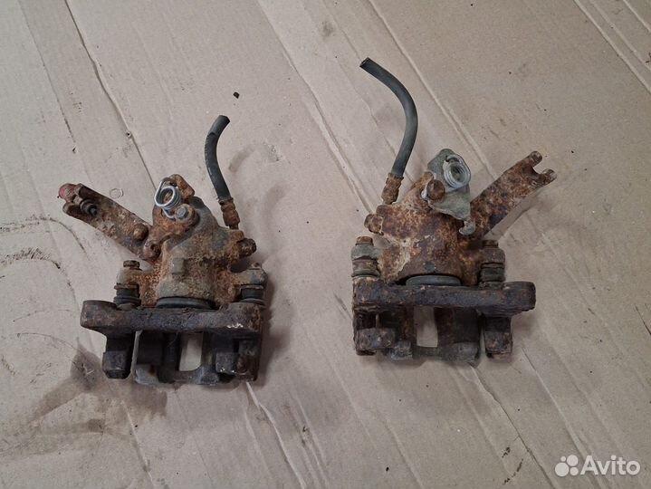 Супорт задний левый (правый) Nissan primera P10