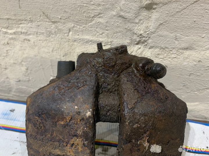 Суппорт тормозной передний левый Volkswagen Passat