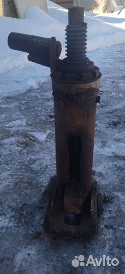 Домкрат железнодорожный