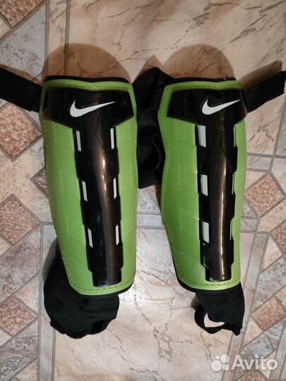 Футбольные щитки Nike размер М (160-170)