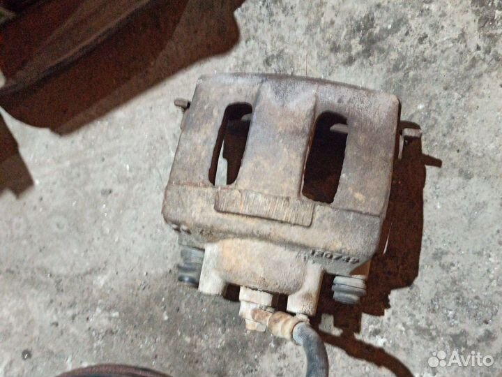 Суппорт передний левый grand cherokee z j