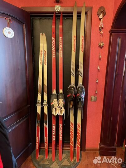 Лыжи с ботинками разных размеров