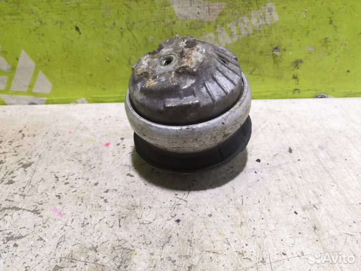 Опора двигателя Мерседес Бенз 210 Е-класс