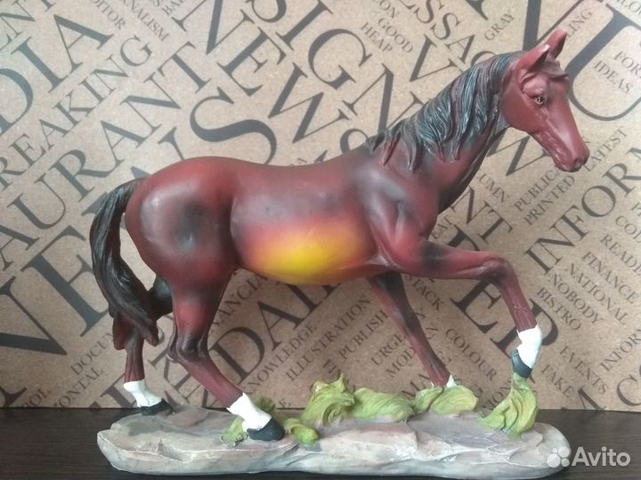 Статуэтка конь
