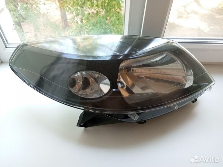 Фара правая Renault Sandero 1 09-14г