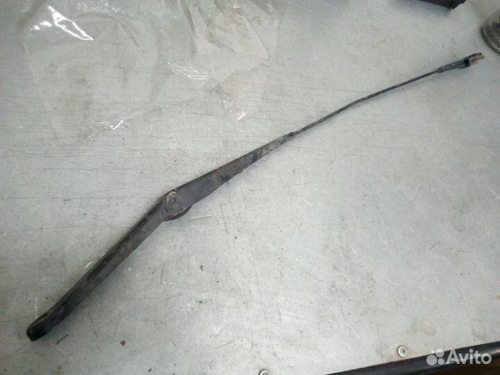 Поводок стеклоочистителя передний правый Ford
