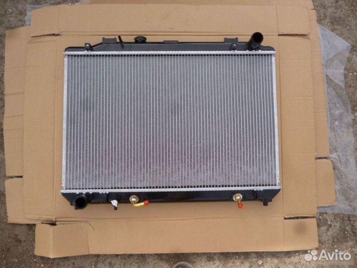 Радиатор охлаждения Toyota Noah