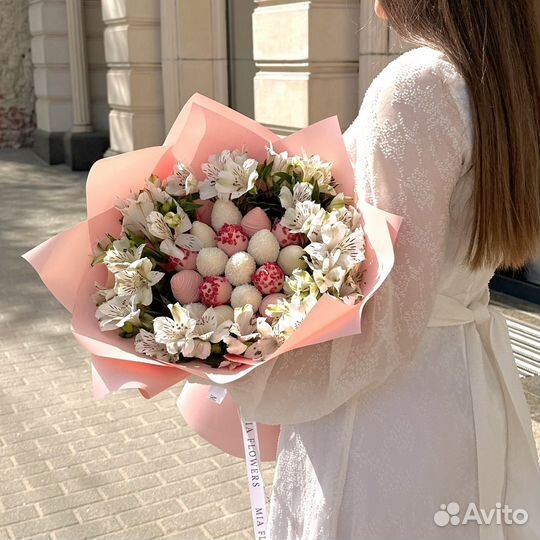 Сладкий букет из клубники с цветами