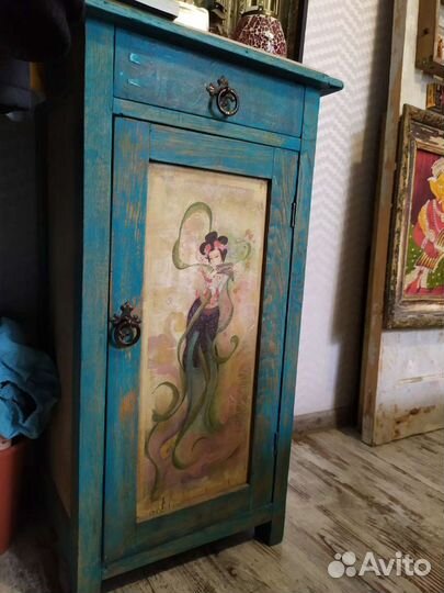 Старая тумбочка