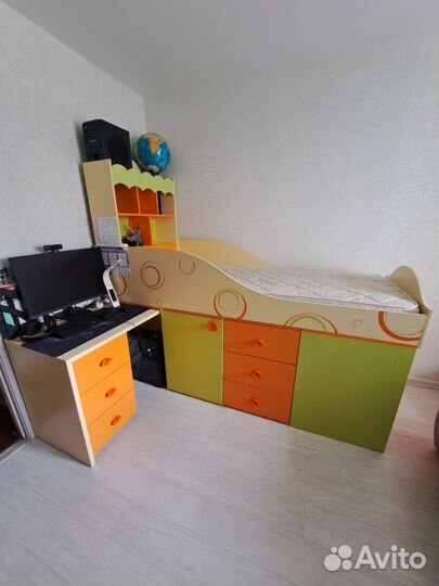 Детская кровать чердак со столом и шкафом