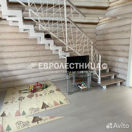 Лестница в дом на второй этаж