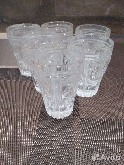 Хрустальные бокалы и конфетница