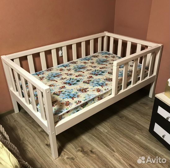 Детская кроватка из дерева с выкатными ящичками