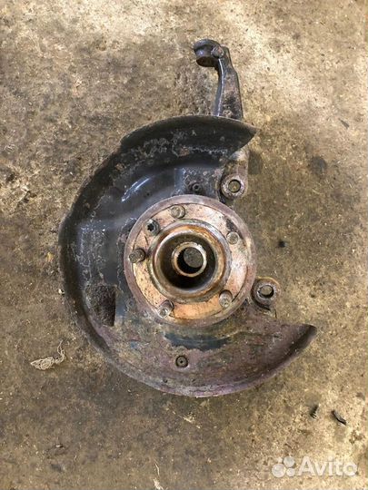 Кулак поворотный передний левый Land Rover Disco 3