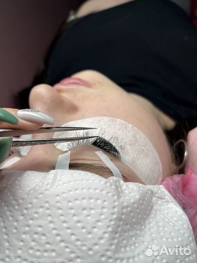 Наращивание ресниц и оформление бровей