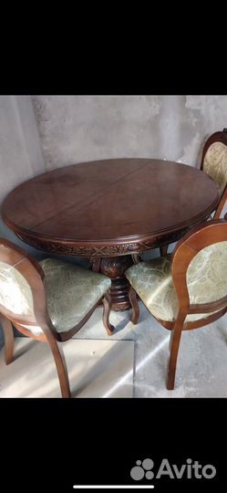 Стол и стулья