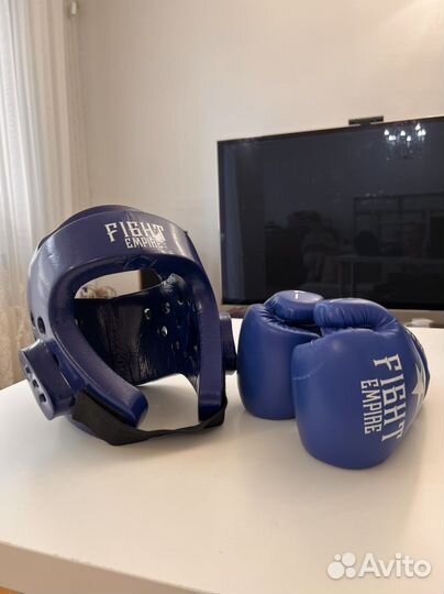 Боксерские шлем и перчатки