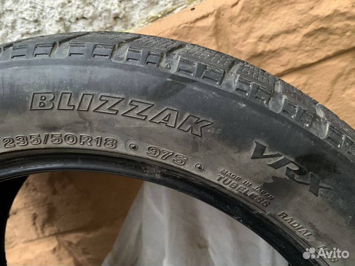 Bridgestone Blizzak VRX 235/50 R18